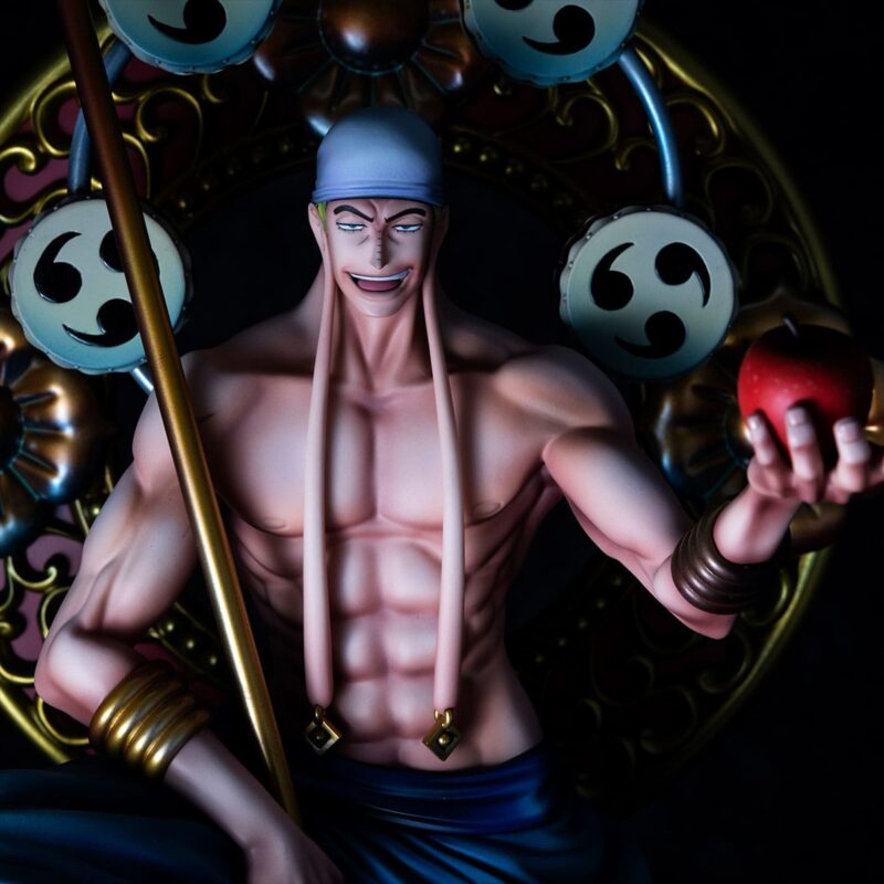 Figurine d'Enel avec son bâton en or, représentant le personnage dans sa tenue classique, avec une pose dynamique et une expression déterminée, fabriquée par MegaHouse.