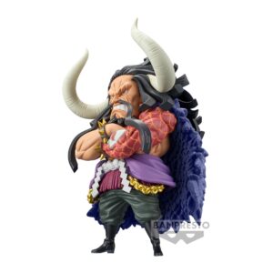 Kaido, le capitaine aux Cent Bêtes, avec une pose imposante, les bras croisés, portant un manteau de plumes bleu foncé, des détails minutieux comme des rubans et des chaînes épaisses, et des bracelets à pointes sur ses poignets, fabriqué par Banpresto.