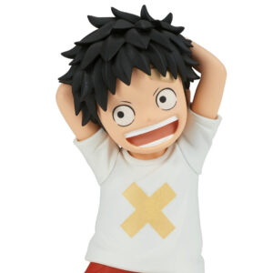 Figurine de Monkey D. Luffy enfant avec une pose enjouée, regard espiègle, sculptée en PVC de haute qualité, représentant le personnage sans cicatrice sous l'œil, fabriquée par BANPRESTO.