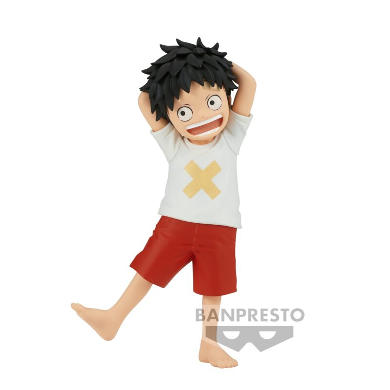Figurine de Monkey D. Luffy enfant avec une pose enjouée, regard espiègle, sculptée en PVC de haute qualité, représentant le personnage sans cicatrice sous l'œil, fabriquée par BANPRESTO.