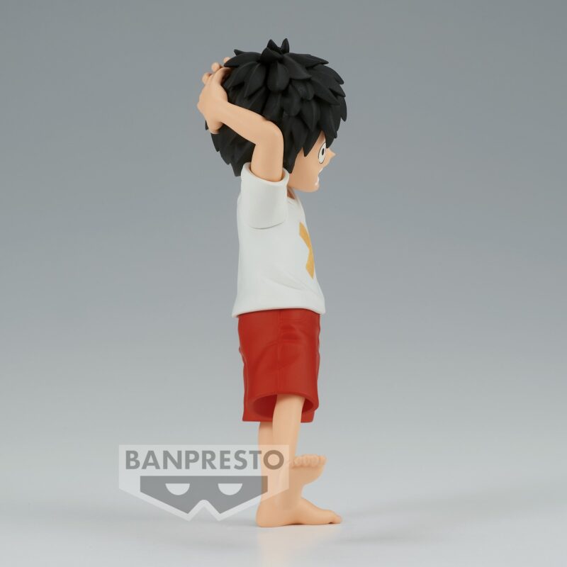 Figurine de Monkey D. Luffy enfant avec une pose enjouée, regard espiègle, sculptée en PVC de haute qualité, représentant le personnage sans cicatrice sous l'œil, fabriquée par BANPRESTO.