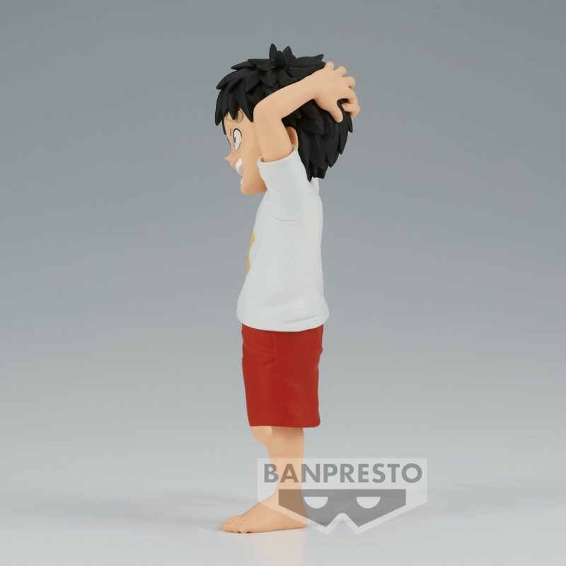 Figurine de Monkey D. Luffy enfant avec une pose enjouée, regard espiègle, sculptée en PVC de haute qualité, représentant le personnage sans cicatrice sous l'œil, fabriquée par BANPRESTO.