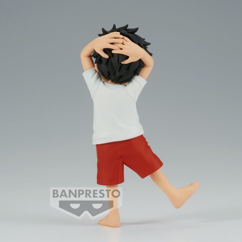 Figurine de Monkey D. Luffy enfant avec une pose enjouée, regard espiègle, sculptée en PVC de haute qualité, représentant le personnage sans cicatrice sous l'œil, fabriquée par BANPRESTO.