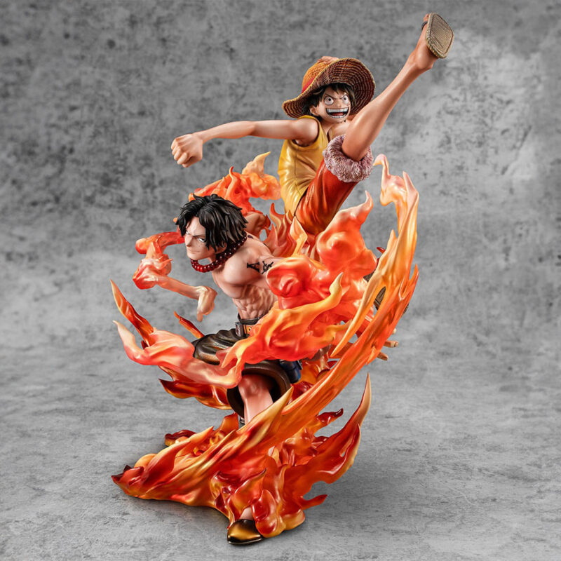 Figurine de Luffy et Ace dans une pose dynamique avec des effets de flammes sculptés, fabriquée par MegaHouse.