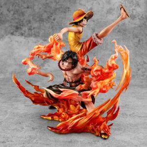 Figurine de Luffy et Ace dans une pose dynamique avec des effets de flammes sculptés, fabriquée par MegaHouse.
