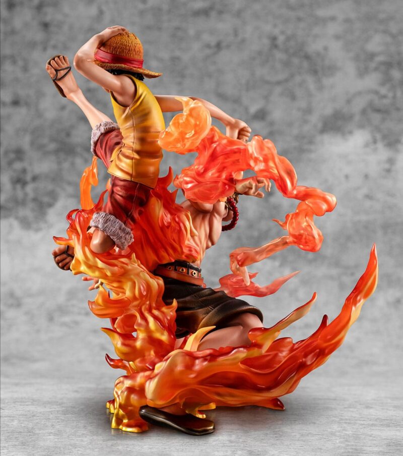 Figurine de Luffy et Ace dans une pose dynamique avec des effets de flammes sculptés, fabriquée par MegaHouse.