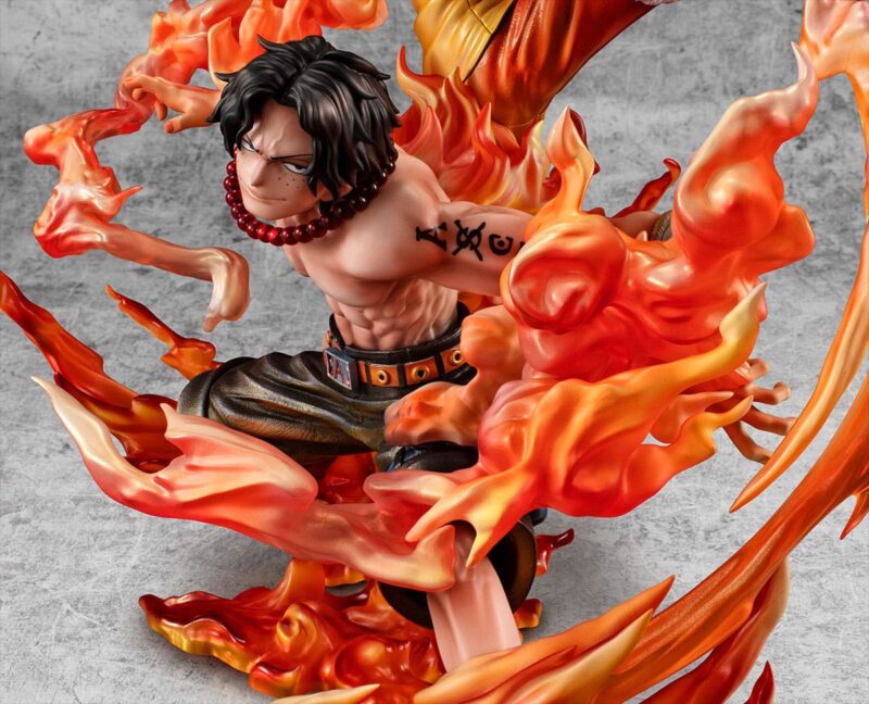 Figurine de Luffy et Ace dans une pose dynamique avec des effets de flammes sculptés, fabriquée par MegaHouse.