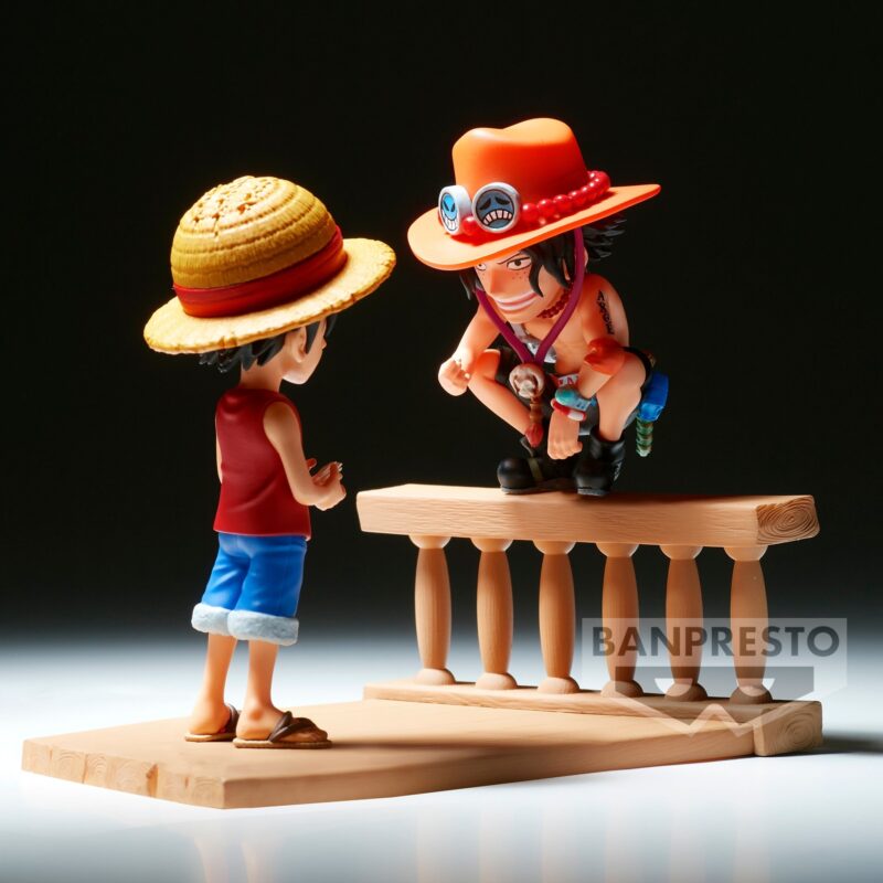 Figurine de 8 cm représentant Portgas D Ace accroupi sur une barrière en bois, faisant face à Monkey D Luffy, réalisée en PVC avec des détails soignés et des couleurs vives.