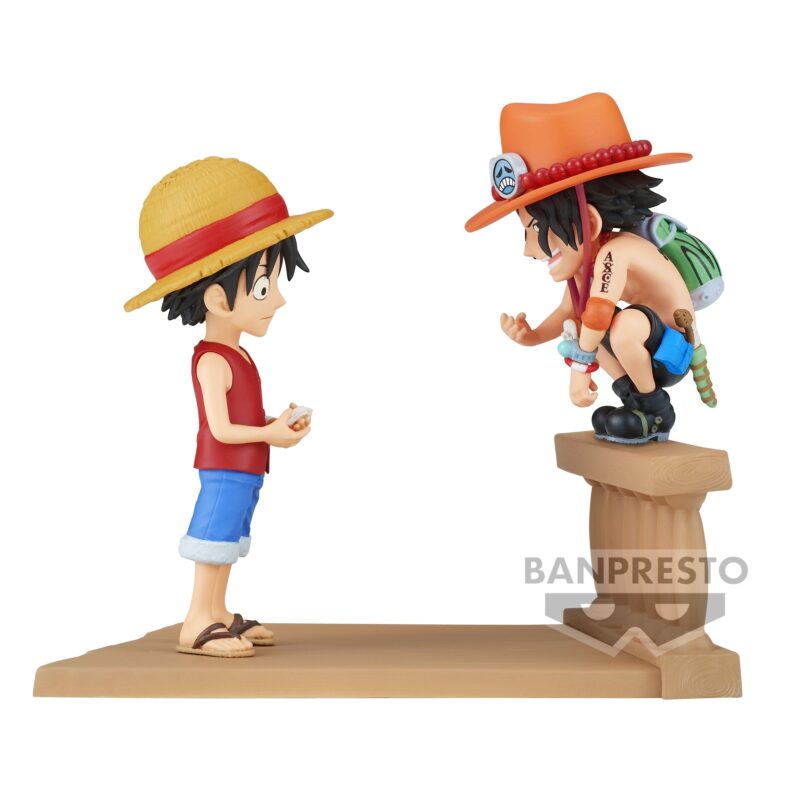 Figurine de 8 cm représentant Portgas D Ace accroupi sur une barrière en bois, faisant face à Monkey D Luffy, réalisée en PVC avec des détails soignés et des couleurs vives.
