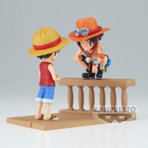 Figurine de 8 cm représentant Portgas D Ace accroupi sur une barrière en bois, faisant face à Monkey D Luffy, réalisée en PVC avec des détails soignés et des couleurs vives.