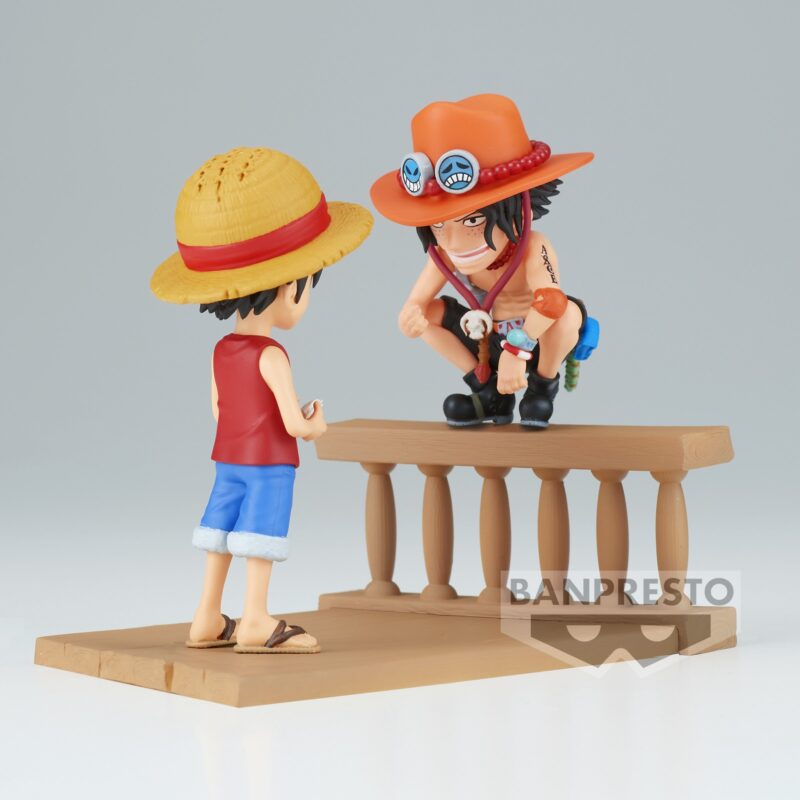 Figurine de 8 cm représentant Portgas D Ace accroupi sur une barrière en bois, faisant face à Monkey D Luffy, réalisée en PVC avec des détails soignés et des couleurs vives.