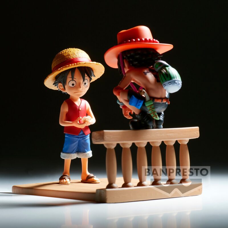 Figurine de 8 cm représentant Portgas D Ace accroupi sur une barrière en bois, faisant face à Monkey D Luffy, réalisée en PVC avec des détails soignés et des couleurs vives.