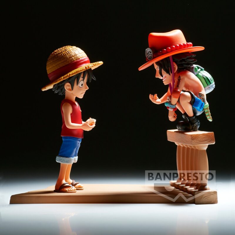 Figurine de 8 cm représentant Portgas D Ace accroupi sur une barrière en bois, faisant face à Monkey D Luffy, réalisée en PVC avec des détails soignés et des couleurs vives.