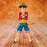 Figurine de Luffy debout avec les bras croisés, portant son chapeau de paille emblématique, d'une hauteur de 14 cm, réalisée en PVC avec des détails soignés.