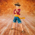 Figurine de Luffy debout avec les bras croisés, portant son chapeau de paille emblématique, d'une hauteur de 14 cm, réalisée en PVC avec des détails soignés.