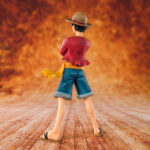 Figurine de Luffy debout avec les bras croisés, portant son chapeau de paille emblématique, d'une hauteur de 14 cm, réalisée en PVC avec des détails soignés.