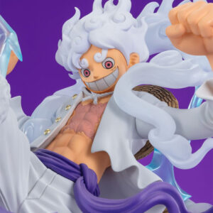 Figurine de Luffy Gear 5 en PVC mesurant 30 cm, représentant le personnage en pose dynamique avec un sourire, sur un socle nuageux gris avec des éclairs bleus translucides.