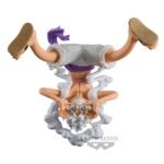 Figurine de Luffy dans sa transformation Gear 5, mesurant 15 cm, avec des cheveux blancs, un large sourire et des lunettes rondes, présentée dans une pose dynamique. Fabriquée en PVC par Banpresto.