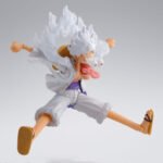 one-piece-figurine-luffy-gear-5-sh-figuarts_4 Figurine articulée de Monkey D Luffy en Gear 5 mesurant 15 cm, avec visage optionnel, quatre expressions faciales, trois paires de mains et bras étendus, représentant une scène dynamique de combat.