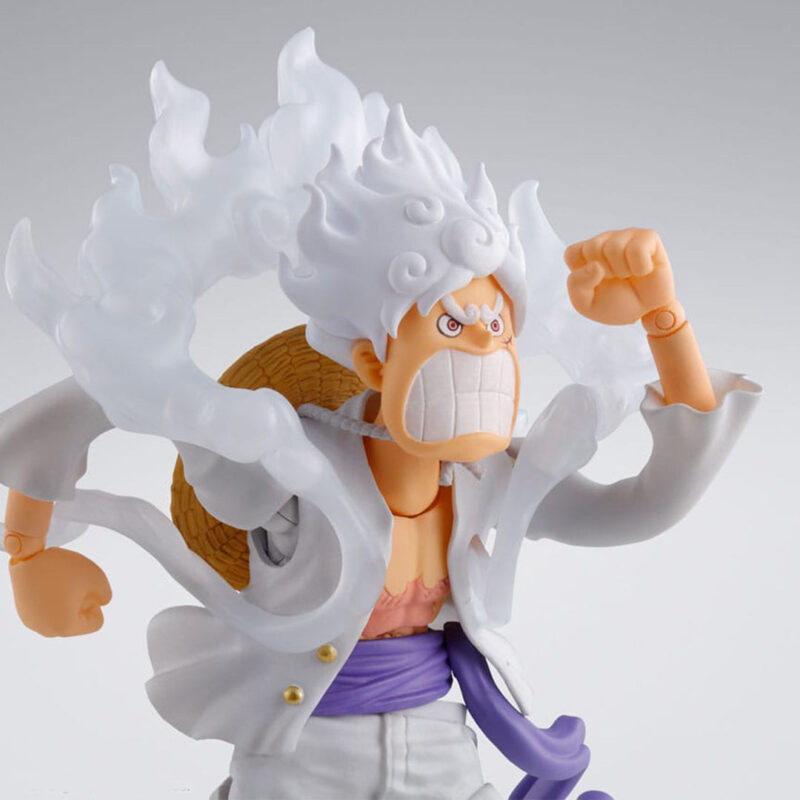 Figurine articulée de Monkey D Luffy en Gear 5 mesurant 15 cm, avec visage optionnel, quatre expressions faciales, trois paires de mains et bras étendus, représentant une scène dynamique de combat.
