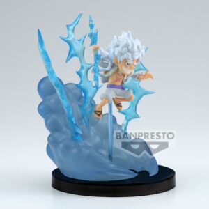 Figurine de Luffy en Gear 5 tenant un éclair, avec des détails de nuages et d'éclairs sur le socle, fabriquée par Banpresto.