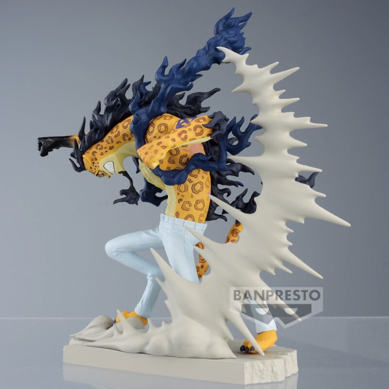 Figurine de Luffy dans sa forme Gear 5, en pleine action, avec des poings s'entrechoquant avec Rob Lucci, réalisée en PVC avec des détails réalistes et des couleurs éclatantes, fabriquée par Banpresto.