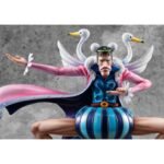 Figurine de Bon Clay avec une pose dynamique, portant une jupe bleue rayée, une ceinture rouge et une longue cape rose ornée d'ailes et de têtes de cygne, fabriquée par MEGAHOUSE.