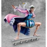 Figurine de Bon Clay avec une pose dynamique, portant une jupe bleue rayée, une ceinture rouge et une longue cape rose ornée d'ailes et de têtes de cygne, fabriquée par MEGAHOUSE.