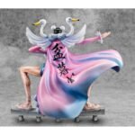 Figurine de Bon Clay avec une pose dynamique, portant une jupe bleue rayée, une ceinture rouge et une longue cape rose ornée d'ailes et de têtes de cygne, fabriquée par MEGAHOUSE.