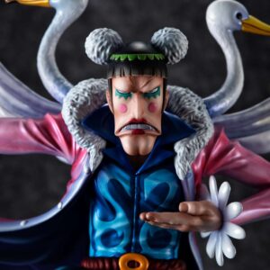 Figurine de Bon Clay avec une pose dynamique, portant une jupe bleue rayée, une ceinture rouge et une longue cape rose ornée d'ailes et de têtes de cygne, fabriquée par MEGAHOUSE.