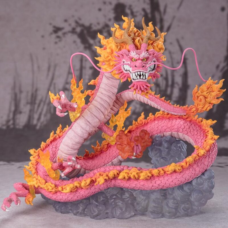 Figurine de Momonosuke Kozuki en PVC, représentant le personnage en pose dynamique, avec des écailles roses et des nuages dorés entourant ses pattes. Dimensions de 28,5 cm, fabriquée par TAMASHII NATIONS.