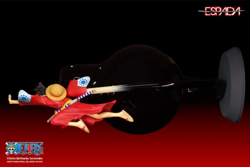 Figurine murale de Monkey D. Luffy dans une posture dynamique, portant un kimono Wano, avec la main gauche tendue et le bras droit prêt à libérer une technique Gum-Gum, fabriquée en PVC, ABS et métal.