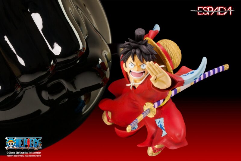 Figurine murale de Monkey D. Luffy dans une posture dynamique, portant un kimono Wano, avec la main gauche tendue et le bras droit prêt à libérer une technique Gum-Gum, fabriquée en PVC, ABS et métal.