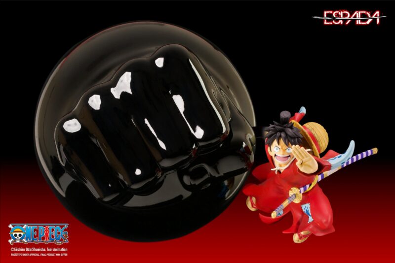 Figurine murale de Monkey D. Luffy dans une posture dynamique, portant un kimono Wano, avec la main gauche tendue et le bras droit prêt à libérer une technique Gum-Gum, fabriquée en PVC, ABS et métal.