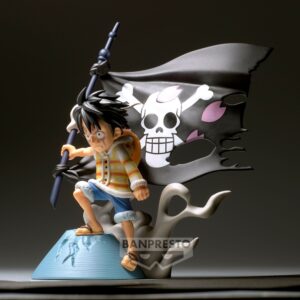 Figurine de Luffy brandissant le drapeau pirate de Chopper sur un socle enneigé, avec des effets de fumée dynamiques et une posture déterminée, fabriquée par Banpresto.