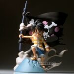 one-piece-figurine-monkey-d-luffy-world-collectable-figure-log-stories_6 Figurine de Luffy brandissant le drapeau pirate de Chopper sur un socle enneigé, avec des effets de fumée dynamiques et une posture déterminée, fabriquée par Banpresto.