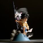 one-piece-figurine-monkey-d-luffy-world-collectable-figure-log-stories_7 Figurine de Luffy brandissant le drapeau pirate de Chopper sur un socle enneigé, avec des effets de fumée dynamiques et une posture déterminée, fabriquée par Banpresto.