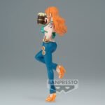 Figurine de Nami de la série One Piece, mesurant 16 cm, levant une choppe avec un clin d'œil, portant un haut de bikini et un tatouage sur l'épaule gauche, réalisée par Banpresto.