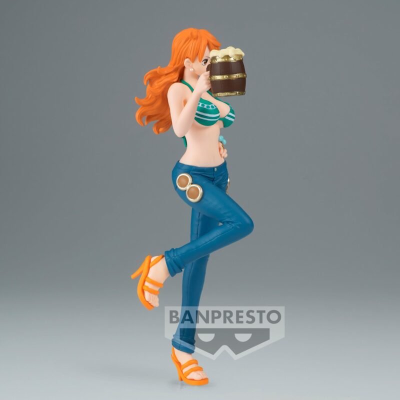 Figurine de Nami de la série One Piece, mesurant 16 cm, levant une choppe avec un clin d'œil, portant un haut de bikini et un tatouage sur l'épaule gauche, réalisée par Banpresto.