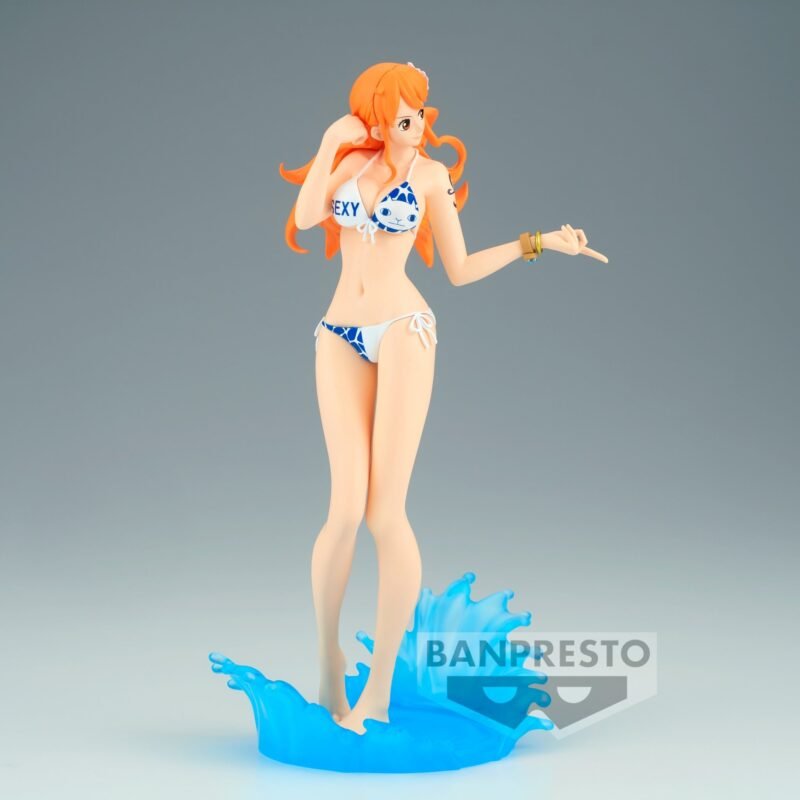 Figurine de Nami de 23 cm en PVC dans une pose dynamique, portant un maillot de bain deux pièces, avec un socle en forme d'éclaboussure d'eau.