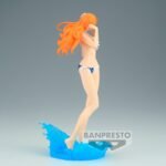 Figurine de Nami de 23 cm en PVC dans une pose dynamique, portant un maillot de bain deux pièces, avec un socle en forme d'éclaboussure d'eau.