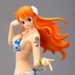 Figurine de Nami de 23 cm en PVC dans une pose dynamique, portant un maillot de bain deux pièces, avec un socle en forme d'éclaboussure d'eau.