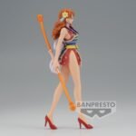 Figurine de Nami de la série One Piece, vêtue de sa tenue emblématique de Wano, tenant un bâton climatique orange, avec un ruban rose dans le dos, sur une base stable.
