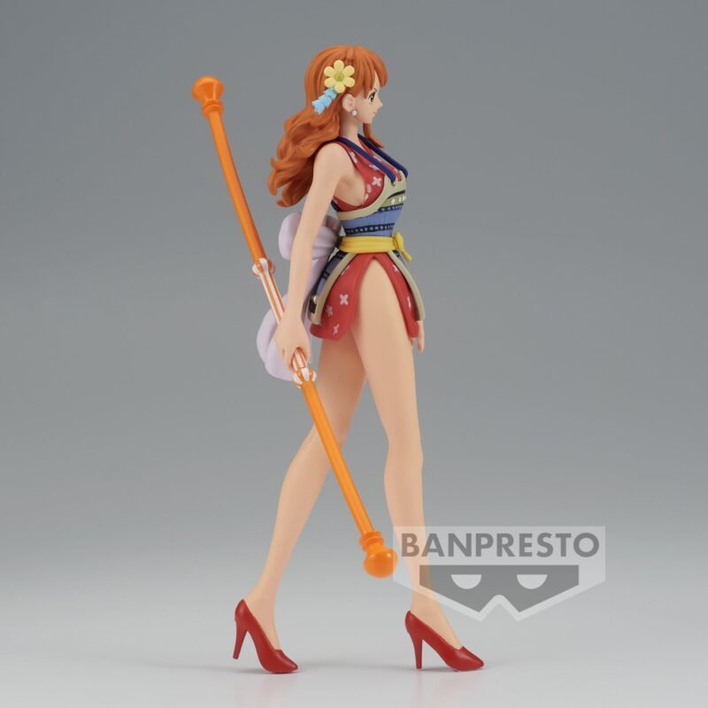 Figurine de Nami de la série One Piece, vêtue de sa tenue emblématique de Wano, tenant un bâton climatique orange, avec un ruban rose dans le dos, sur une base stable.