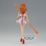 Figurine de Nami de la série One Piece, vêtue de sa tenue emblématique de Wano, tenant un bâton climatique orange, avec un ruban rose dans le dos, sur une base stable.