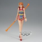 Figurine de Nami de la série One Piece, vêtue de sa tenue emblématique de Wano, tenant un bâton climatique orange, avec un ruban rose dans le dos, sur une base stable.