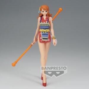 Figurine de Nami de la série One Piece, vêtue de sa tenue emblématique de Wano, tenant un bâton climatique orange, avec un ruban rose dans le dos, sur une base stable.