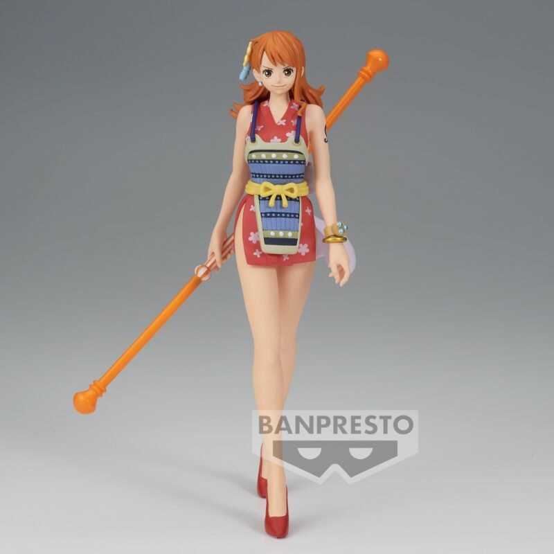 Figurine de Nami de la série One Piece, vêtue de sa tenue emblématique de Wano, tenant un bâton climatique orange, avec un ruban rose dans le dos, sur une base stable.