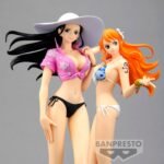 Figurine de Nico Robin, archéologue, mesurant 23 cm, vêtue d'un maillot de bain chic et d'une chemisette rose avec motifs floraux, portant un grand chapeau blanc, posant sur une base représentant une éclaboussure d'eau.