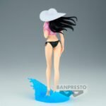 Figurine de Nico Robin, archéologue, mesurant 23 cm, vêtue d'un maillot de bain chic et d'une chemisette rose avec motifs floraux, portant un grand chapeau blanc, posant sur une base représentant une éclaboussure d'eau.